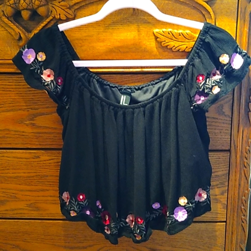🥂 Beautiful embroidered cropped top in great condition, perfect for summer.